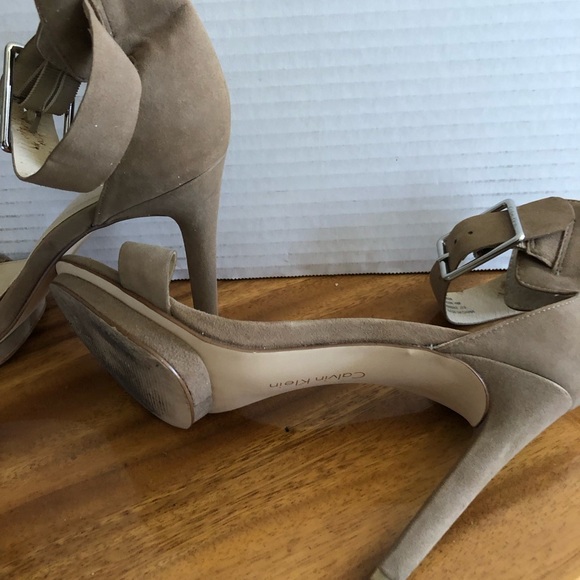 ✨Elegant Calvin Klein Vivian platform heels!✨ - Genuine Suede/Lambskin lined - Picture 3 of 6